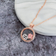 Picture of Delicate Casual Pendant Necklace in Flattering Style