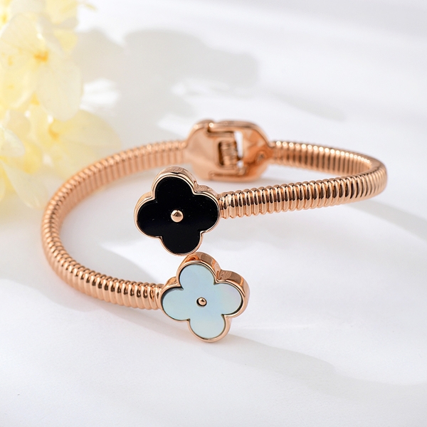 Picture of Wholesale Rose Gold Plated Classic Fashion Bangle For Your Occasions